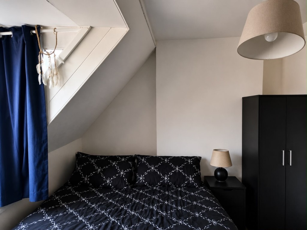 Lot: 69 - ATTRACTIVE PAIR OF SEMI-DETACHED HOUSES - 3 Mays Road - Bedroom three